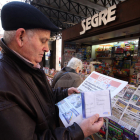 Un lector compra el diari SEGRE en un quiosc.