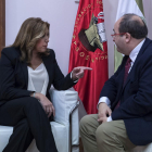 Susana Díaz y Miquel Iceta conversan durante la reunión que ambos mantuvieron ayer en Sevilla.