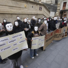 Unas sesenta personas con máscaras blancas participaron en la actividad.