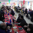 El comedor del colegio Maristes acogió ayer la comida organizada por cuatro entidades leridanas. 