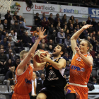 Gerard Sevillano entra a canasta defendido por Tautvydas Sabonis y Gediminas Zyle, jugadores del Coruña.