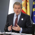 Méndez de Vigo anunció la aprobación de dos leyes de contratos públicos que limitarán la corrupción.