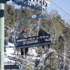 Esquiadors ahir en un remuntador de Masella.