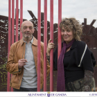 Puigdevall y Miquel, junto a la escultura que mandó retirar el anterior alcalde del PP de Gandía.