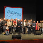 Fotografia de grup ahir de tots els guardonats durant l’entrega de premis celebrada al teatre L’Amistat de Mollerussa.