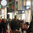 Los compradores llenan las tiendas en el último festivo antes de la Navidad
