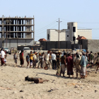Imagen de curiosos en la zona del atentado ayer en Yemen.