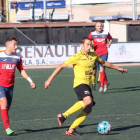 El local Genís persigue a un jugador del EFAC Almacelles, que juega el balón cerca del centro del campo.