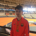 Aleix Porras ayer con su medalla de oro en el pabellón Luis Puig.