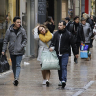 Pese a la lluvia, las tiendas de Lleida registraron ayer más afluencia de clientes que un sábado normal