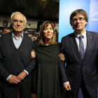 Maria del Mar Bonet, ayer en L’Ovella Negra de Barcelona, con Espinàs y el President Puigdemont.