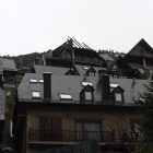 Vista ayer del bloque de viviendas afectado por el incendio en la localidad de Gausac. 