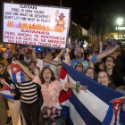 Centenars de cubans van celebrar ahir pels carrers de Miami la notícia de la mort de Fidel Castro.