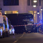 Equipos de rescate trabajan en la zona en la que un camión se estrelló contra un mercado de Navidad de Berlín.