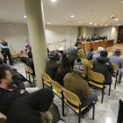 El banquillo de los acusados ocupaba ayer cuatro filas de la Audiencia Provincial de Lleida, en las que se sentaron 22 hombres y una mujer.