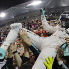 Nico Rosberg és mantejat al circuit Yas Marina després d’aconseguir el títol de campió del món.