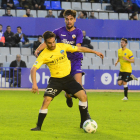 Carlos Doncel aguanta la pilota davant de l’entrada d’un rival, en una acció del partit d’ahir.
