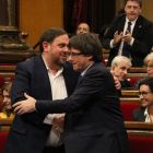 Junqueras i Puigdemont es donen la mà després de l’admissió a tràmit dels pressupostos.