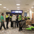 Els Mossos van intervenir per posar fi a la protesta a l’interior de l’oficina bancària, que va quedar plena de papers i pamflets.