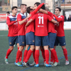 Alguns dels jugadors del Balaguer celebren un dels gols d’ahir formant una pinya al centre del camp.