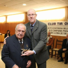 Josep Vidal Forcada, rebent el 2013 un premi de tir, una de les seues aficions.