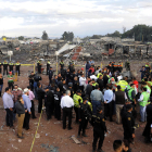 Membres de rescat al lloc on es va produir l’explosió, al mercat pirotècnic de Tultepec.