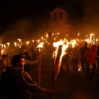 Fiesta de ‘falles’ el pasado junio en Durro, con la partida de los ‘fallaires’ desde la ermita de Sant Quirc.
