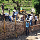 Reconstrucción de paredes en Vallbona de les Monges con los Amics de l’Arquitectura Popular. 