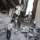 Varios niños juegan entre las ruinas causadas por los bombardeos.