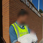 Un Guardia Civil con el bebé.