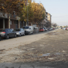 Estado del tramo de la avenida Amposta en La Bordeta, donde una parte esta sin asfaltar. 