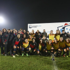 La selecció femenina catalana posa amb el trofeu conquerit a Galícia.