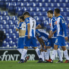 Los jugadores del Espanyol, abatidos tras ser eliminados.