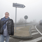 El alcalde, Ramon Royes, junto al acceso a la capital.