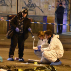 La Policia científica italiana inspecciona el lloc del tiroteig amb el presumpte terrorista.