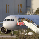 Miembros de las fuerzas especiales acceden al avión de Afriqiyah Airways secuestrado ayer.