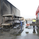 Vista de l’estat en el qual va quedar l’autocar calcinat per les flames ahir a Torres de Segre.