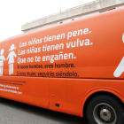 L’autobús de la polèmica, ahir a Madrid, contractat per l’associació ultracatòlica Hazte Oír.