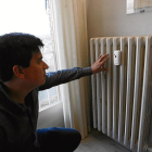 Un radiador con su propio contador individualizado, en una vivienda de la capital