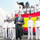 Rajoy visitó ayer un buque de la Armada en Guinea.