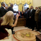 Kellyanne Conway con los pies sobre el sofá del despacho Oval  de la Casa Blanca.