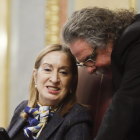 La presidenta del Congreso, Ana Pastor, conversa con Joan Tardà, diputado de ERC.