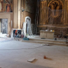 Les obres per instal·lar el nou paviment a l’església.