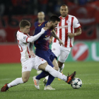 Messi intenta desbordar dos jugadors de l’Olympiacos.