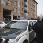 Un coche de la Guardia Civil, en el lugar del crimen.