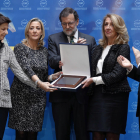 Rajoy y las hermanas de Rita Barberá con el título póstumo.