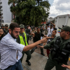 L’opositor veneçolà Juan Requesens, protestant davant la seu del Tribunal Suprem de Justícia.