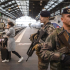 Soldats francesos patrullen a l’estació ferroviària Gare de Lyon, a París.