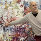 Benjamí Tous, dijous passat al costat de la tela de gran format en la qual ha pintat 365 flamenques.