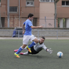 Un jugador del Lleida Esportiu B dribla al portero en una acción del partido de ayer.